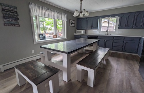 Pine River House | BEACH! 8 Bedroom Lakehouse! Sleeps 24+ Perfect For Families & Groups!