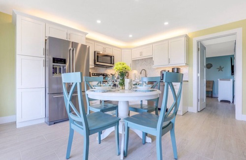Marco Island Condo | Beach Across the Street! Balcony in the ❤️ of Marco.