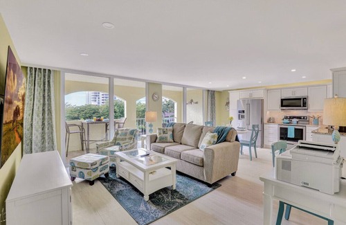 Marco Island Condo | Beach Across the Street! Balcony in the ❤️ of Marco.