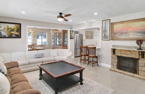 Riviera Beach House | Beach-anchor Palms