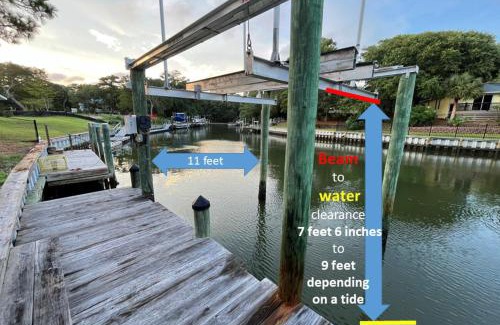 Pine Knoll Shores House | Beach and Boat