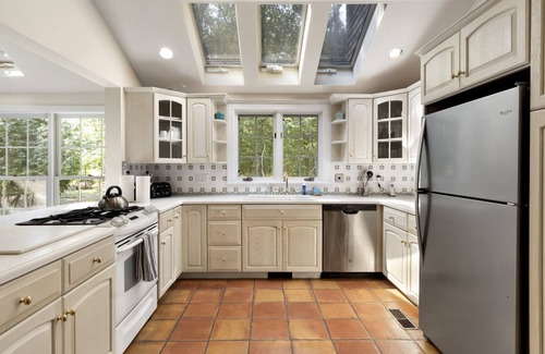 Amagansett North House | Beach and Docking Rights, Light-Filled and Airy Common Spaces, Heated.