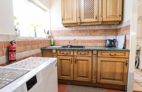 Kinmel Bay Cottage | BEACH APARTMENT, pet friendly, country holiday cottage in Rhyl