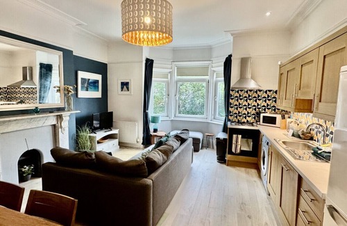 Southsea Apartment | Beach at end of road, private parking, dog welcome