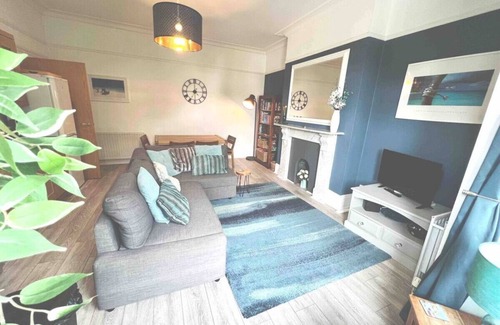 Southsea Apartment | Beach at end of road, private parking, dog welcome