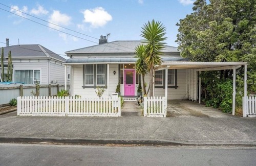 Petone House | Beach, bars, cafes, shops, and cinema on your doorstep!