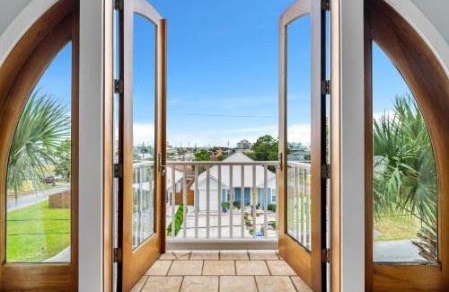 Bel Air House | Beach Bay Getaway! Bayfront 4BR 4BA House Sleeps 12 Private pool Boat dock
