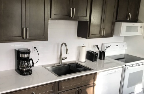 North Cape May House | Beach Bliss: 3 Roku Smart TV's, WIFI, Only Blocks From The Bay