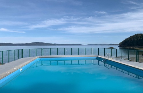 Yellow Point Condo | Beach Bliss oceanfront king studio. Balcony, pool, hot tub, dock. Avail Sept7-27
