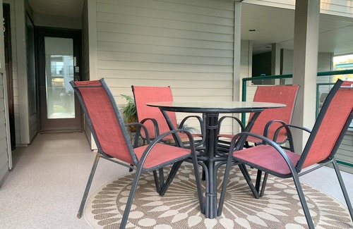 Yellow Point Condo | Beach Bliss oceanfront king studio. Balcony, pool, hot tub, dock. Avail Sept7-27