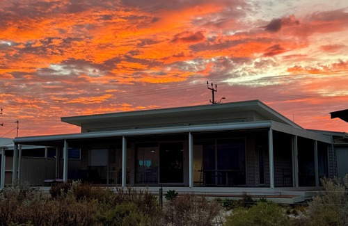 North Beach House | Beach Bliss Wallaroo nAbsolute beachfront location - step straight onto the sand