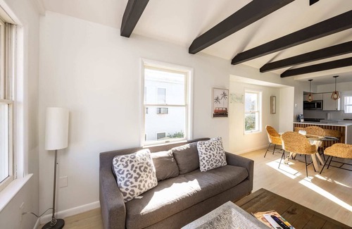 Gold Coast House | Beach Block-1min Walk-Luxury-The Reef Upstairs