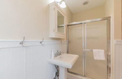 Atlantic City House | Beach Block 7 bdrms Parking Patio and Sunroom