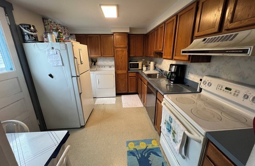 North Beach Haven House | Beach-block Bungalow at LBI: Classic wood-paneled Cape Cod, 100 yards from beach