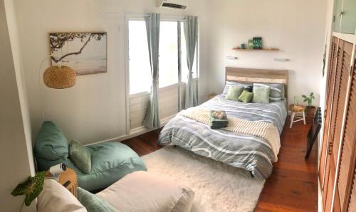 Rapid Creek House | BEACH Boho 70s Entire Home WALK Cafe & Beach