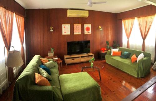 Rapid Creek House | BEACH Boho 70s Entire Home WALK Cafe & Beach