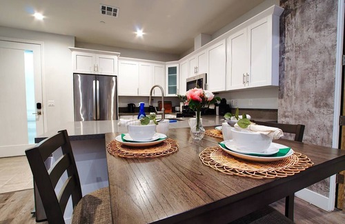 Lawndale Condo | Beach Breeze Bungalow King