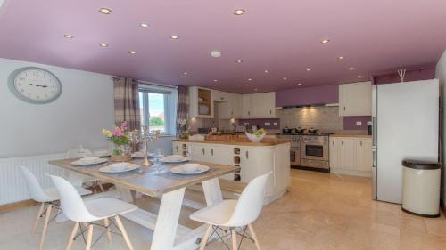 Caister-on-Sea House | Beach Breeze Cottage - 3 Bed