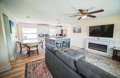 Sandalwood House | Beach Breeze - Pet Friendly, Fenced Yard.