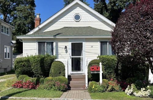 Bayville House | Beach bungalow on the Long Island Sound