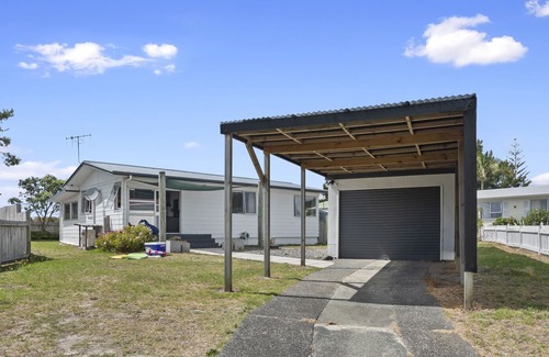 Ruakaka House | Beach Bungalow - Ruakaka Holiday Home