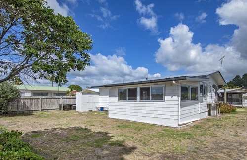 Ruakaka House | Beach Bungalow - Ruakaka Holiday Home