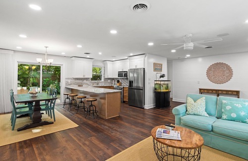 Wabasso Beach House | Beach Bungalow w/Private Beach Access 1 BD, 2 BA, Dogs Welcome, Quiet