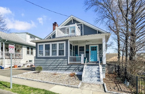 West Haven House | Beach Bungalow, walk to beach, private backyard