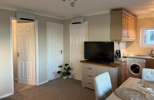 Great Yarmouth Ski Chalet | Beach Chalet - 2 Bedrooms - 4 Guests - Parking