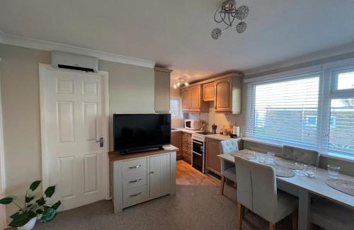 Great Yarmouth Ski Chalet | Beach Chalet - 2 Bedrooms - 4 Guests - Parking