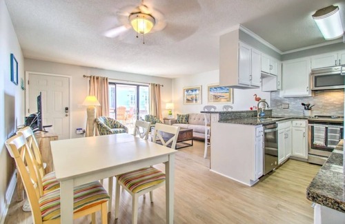 North Carolina Coast Condo | Beach Condo in great location,sleeps 6!