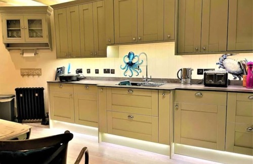 Robin Hood's Bay House | Beach cottage + patio & parking, 2 minutes walk to beach!
