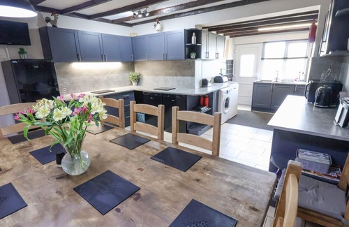 Kinmel Bay Cottage | BEACH COTTAGE, pet friendly, country holiday cottage in Conwy