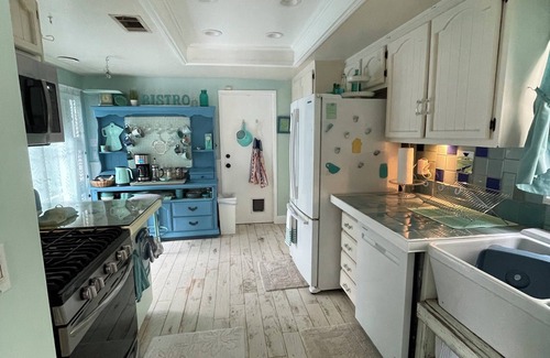 Belmont Shore Cottage | BEACH COTTAGE steps from OCEANFRONT and BAY beaches, close to SoCal attractions