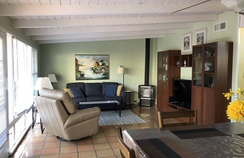 Pierpont Bay Cottage | Beach Cottage/Steps to Beach/Open Living/Outdoor Space/A/C