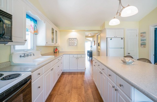Wainfleet Cottage | Beach Days and Porch Nights - Waterfront