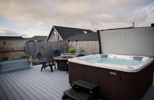 Seaside House | Beach Escape, 2 Blocks Away, Sleeps 6