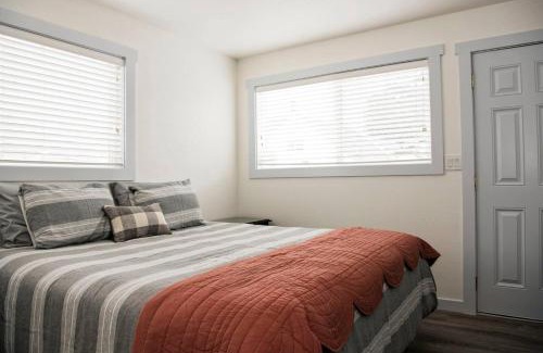 Seaside House | Beach Escape, 2 Blocks Away, Sleeps 6