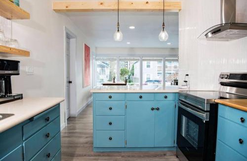 Seaside House | Beach Escape, 2 Blocks Away, Sleeps 6