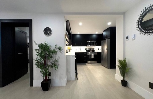 Wasaga Beach Apartment | Beach Escape - Walk to the Waves