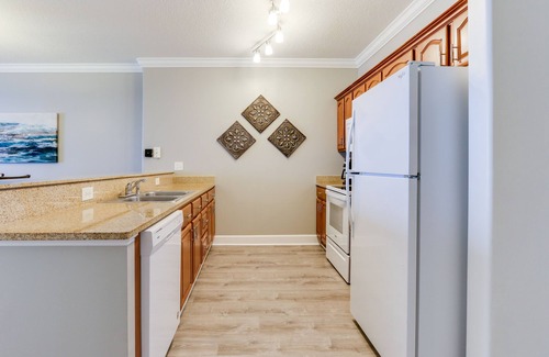 Panama City Beach Condo | Beach Front-Beach Service Chairs Included-FREE High Speed Wifi-5 Star Experience