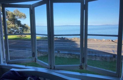 Ngarimu Bay House | Beach Front Bach - Thornton Bay