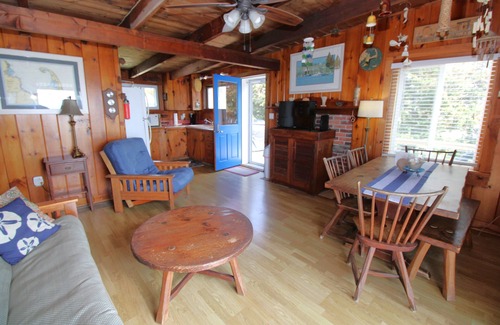 Indian Neck Heights Cottage | Beach Front Cottage With Spacious Deck (1465)
