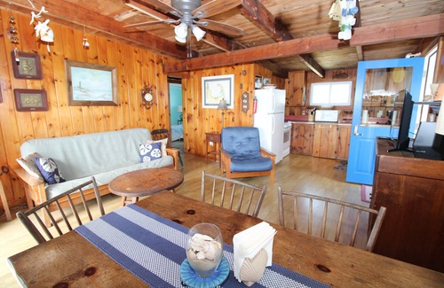 Indian Neck Heights Cottage | Beach Front Cottage With Spacious Deck (1465)