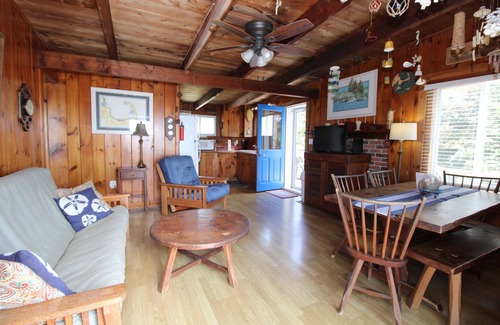 Indian Neck Heights Cottage | Beach Front Cottage With Spacious Deck (1465)