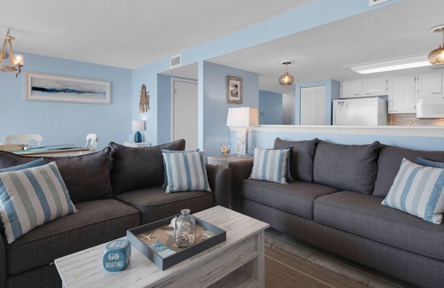 Pensacola Beach Condo | ✨Beach Front-Garage-Community Pool-Walk to Peg Leg's-2BR Sandpiper Cottage
