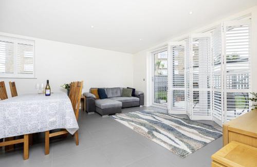 Southbourne House | Beach Front Getaway - Luxury Apt with Large Garden