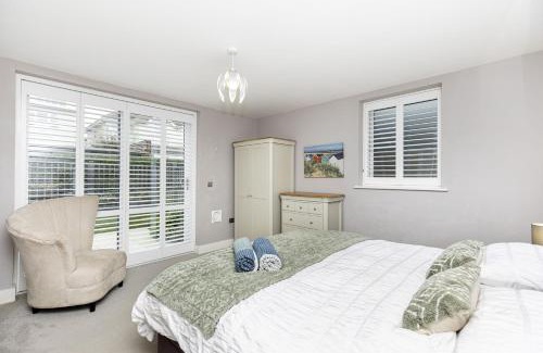 Southbourne House | Beach Front Getaway - Luxury Apt with Large Garden