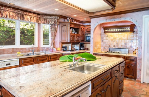 Waimanalo Beach House | BEACH FRONT HOME/5 MASTER SUITES/LANAI/7 BATHROOMS/CENTRAL AIR CONDITIONING