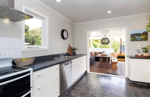 Te Awanga House | Beach front home stay